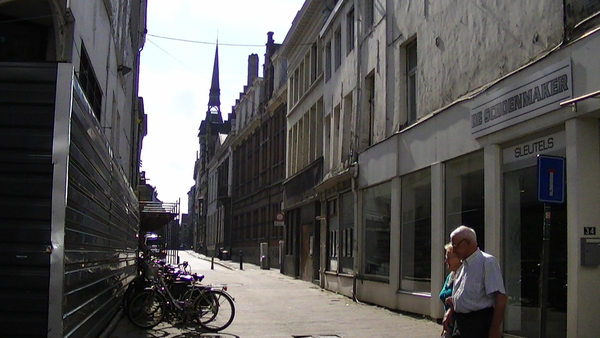 Een zijstraat. Met verder op het Ryhove steen.