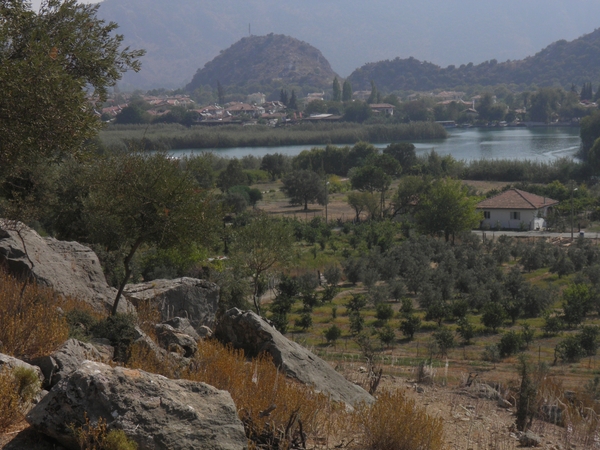 Dalyan dorp op achtergrond