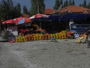 groenten en fruit verkopers langs de weg