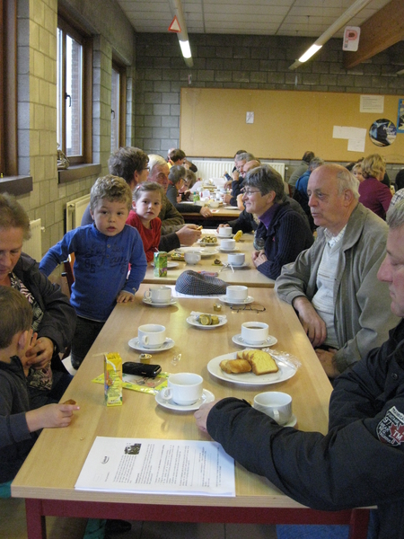 22) Allen aan de tafel