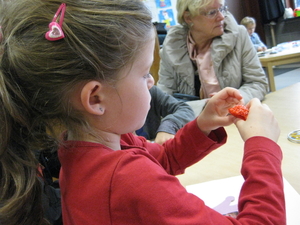 28) Jana in de klas aan 't kneden