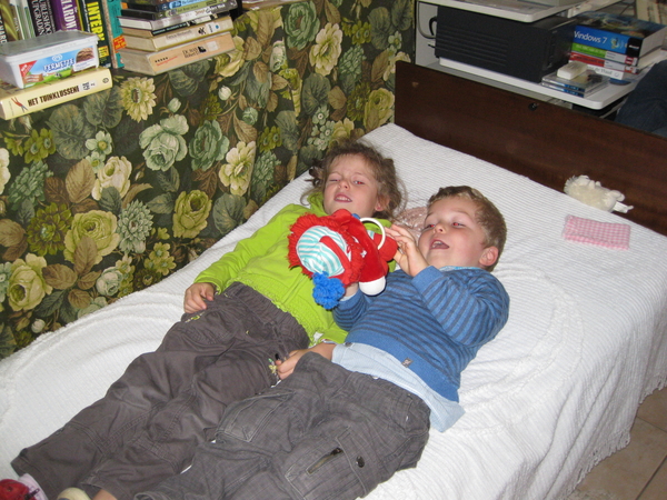 07) Samen op bed