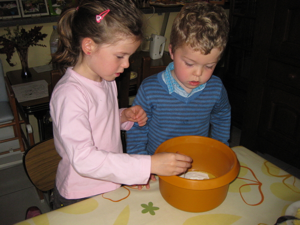 09) Eitjes in de kom doen