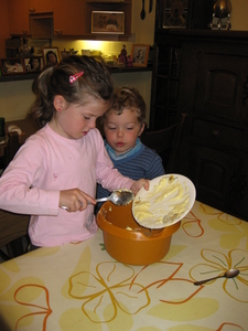 30) Jana voegt de resterende boter erbij