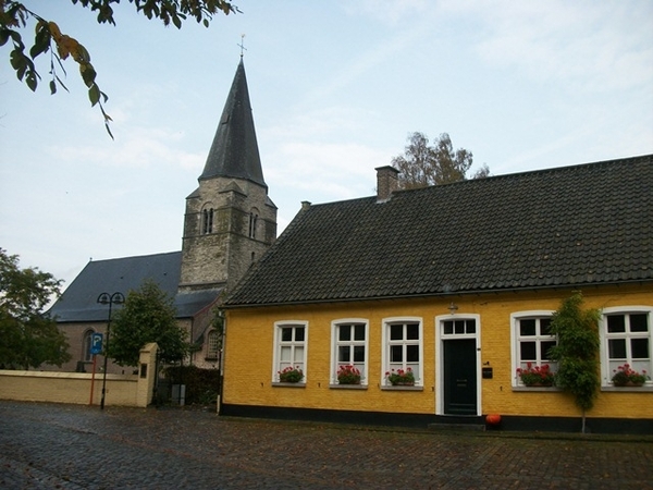 065-Dorpsplein van Mullem en kerk
