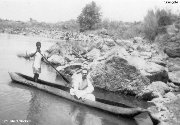 KONGOLO, en pirogue sur le fleuve.