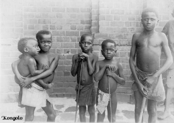KONGOLO enfants d'une famille.
