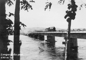 CITE KONGOLO train traversant le pont.