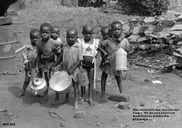 BUDI, enfants en route pour de l'eau.