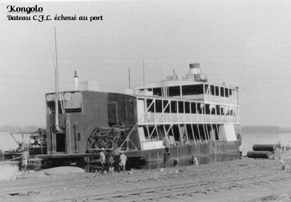 KONGOLO PORT   BATEAU ECHOUE