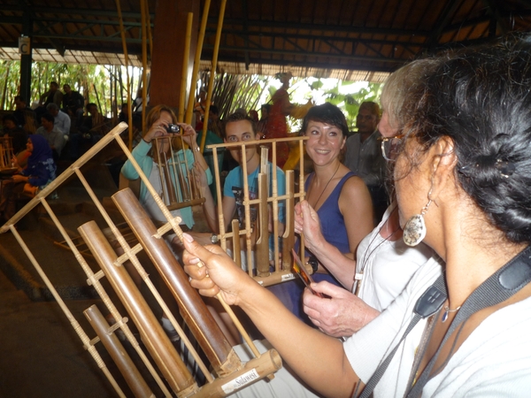 1C Pak Ujo, Angklung muziekschooltje _P1130721