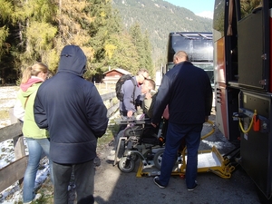 Gino van De Polder bediend de lift van de bus