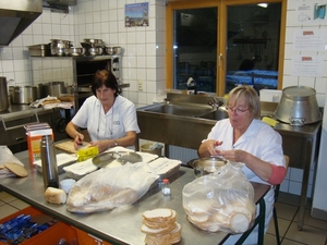 Myriam en mie bezig met het ontbijt