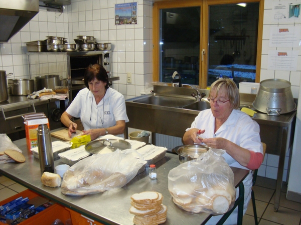 Myriam en mie bezig met het ontbijt