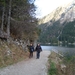 Isa en Mia wandelen rond de Vilsalmsee in Tannheim