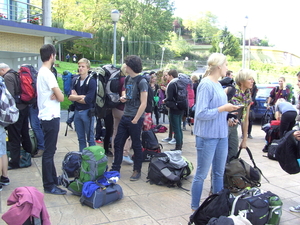 WACHTEN VOOR DE JEUGDHERBERG
