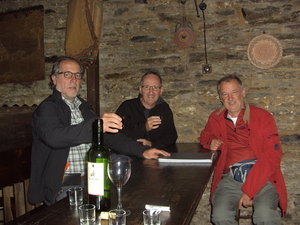 DRIE (TWEE) DRINKENDE PELGRIMS