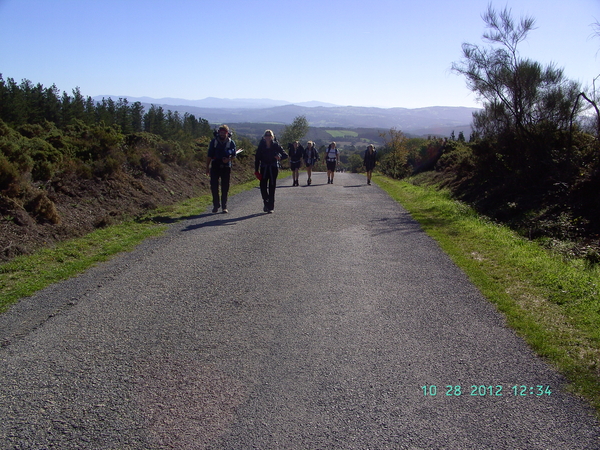 WIJ KOMEN VAN BENEDEN