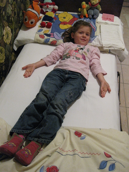 01) Jana op haar bed op 10 nov.