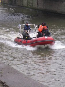 02) Piet op de motorboot vr de aankomst Sinterkl.