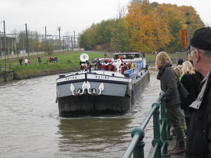 08) De Sint zwaait naar de menigte