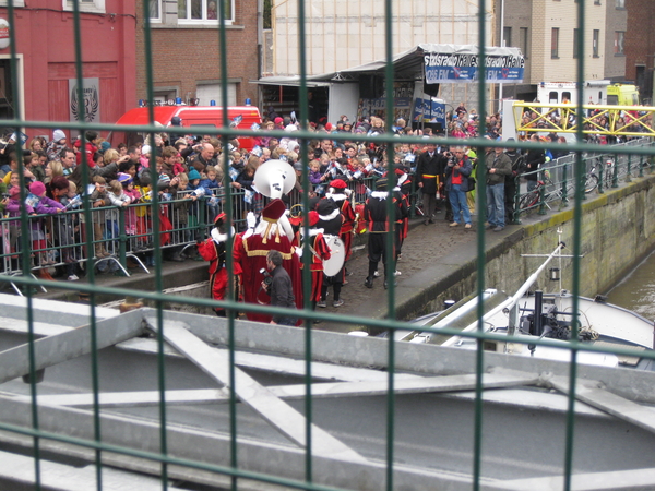 14) Sint en de Pieten zijn aan wal