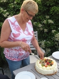 Rita snijdt taart aan
