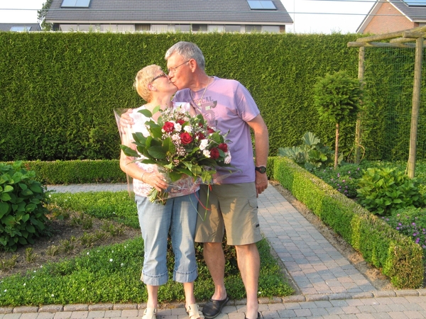 De jarige krijgt kussen van man