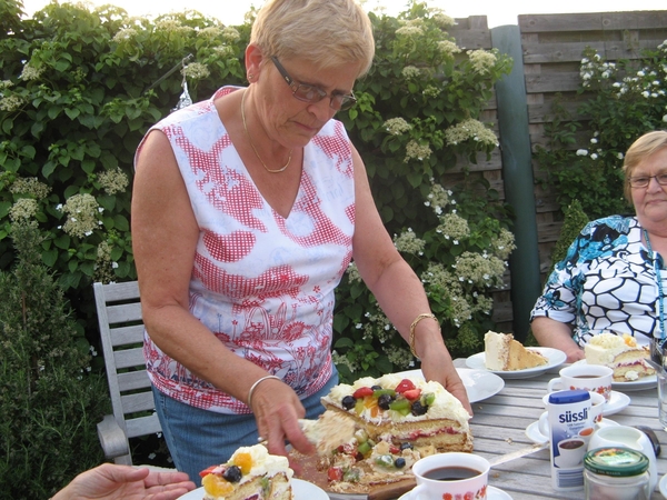 Rita snijdt de taart aan