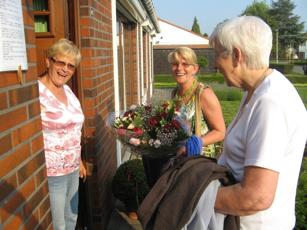 Overhandiging van de bloemen door Brigitte en Joske