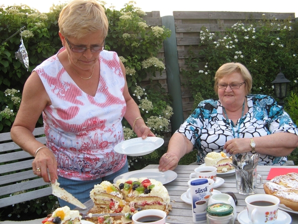 Rita deelt de taart uit