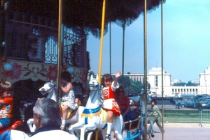 nathalie op carousel onder de eifeltoren