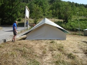 De tenten voor de tweedaagse in Rivire -sur- Tarne