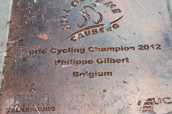 Gedenkplaat in het voetpad