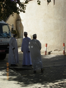 19. Nizwa man met aardappelen op het hoofd. IMGP1807