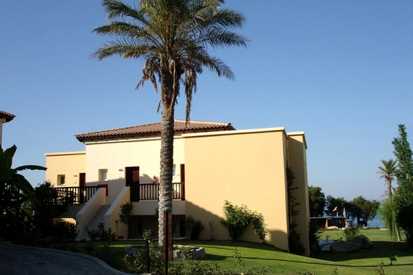 Uiterst links onze bungalow