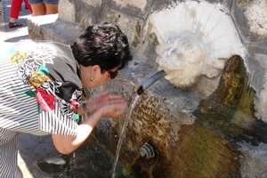 400 jaar oude bron - de waterspuwers van de Bron des Levens