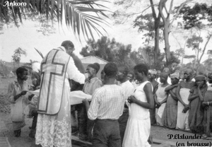 ANKORO P.Elslander en brousse