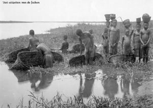 ANKORO  PECHE , mise des nasses   MANO121A