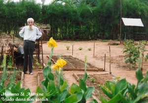 MANONO  P.Trudo dans son jardin, barzin 6