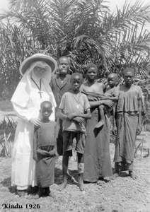 KINDU 1926 SOEURS ET PEUPLE