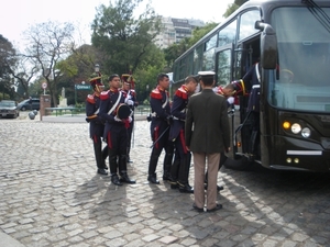 IMGP1929 Buenos Aires wacht vr het presidentieel paleis