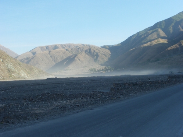 IMGP2035 Indrukwekkend landschap met uitlopers van de Andes aanle