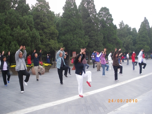Beijing complex Tempel van de Hemel, Tai Chi (2)