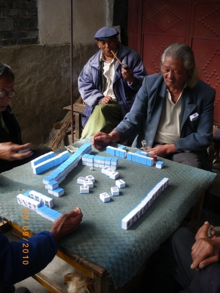Lijiang-Bezoek Bai-volk, Mahjong wordt alom gespeeld in China