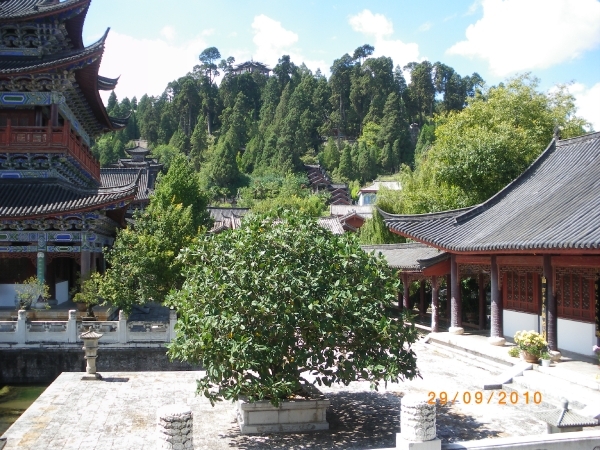 Lijiang,paleis van de Mu,op achtergrond de Wangu toren