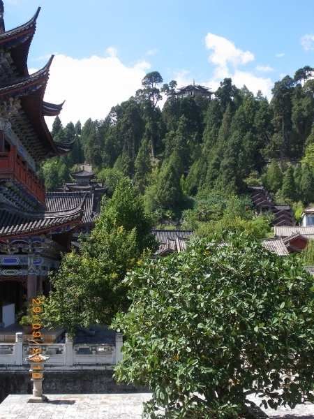 Lijiang,paleis van de Mu,op achtergrond de Wangu toren (2)