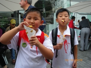 Shanghai - Expo waar de Chineesjes de Belgische frietjes zeer sma