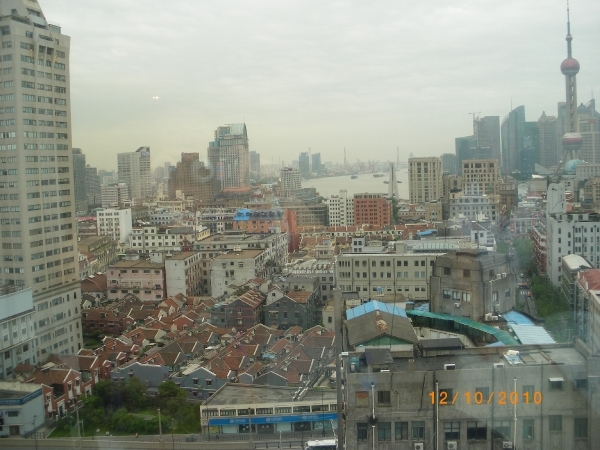 Zicht op Shanghai waar de wolkenkrabbers als paddestoelen uit de 