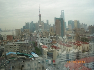 Zicht op Shanghai waar de wolkenkrabbers als paddestoelen uit de 